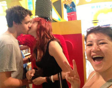 《接吻亂入自拍法》自虐還是報復的拍照？