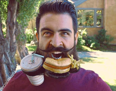 超酷《鬍子哥》想吃什麼都可以不用動手 XDDD