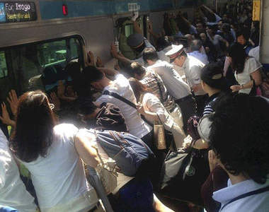 電車月台間距卡人意外　乘客自發下車的超感人救出劇（鼓掌）