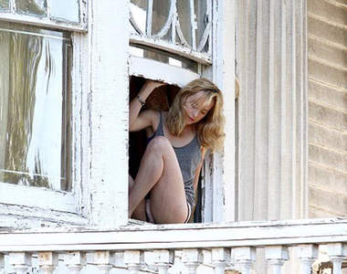 Dakota Johnson新電影《辛白林》只穿小褲褲鑽來鑽去....=///=