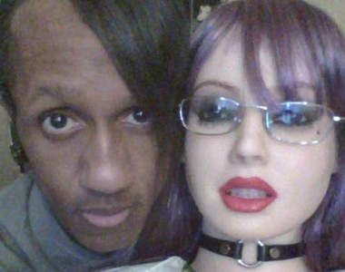 和〝充氣娃娃〞結婚13年的男人，他們好....好幸福喔⊙＿⊙