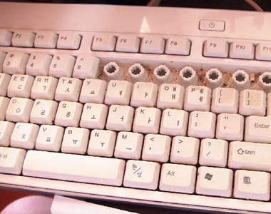 網友分享的《清理鍵盤要領》認真你就輸了XDDD