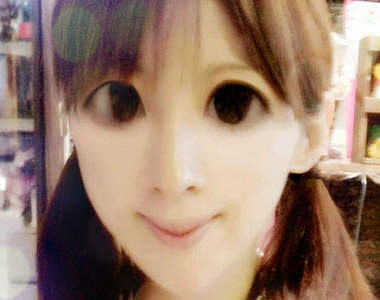 《美圖秀秀APP》一指神功變成大眼美女 