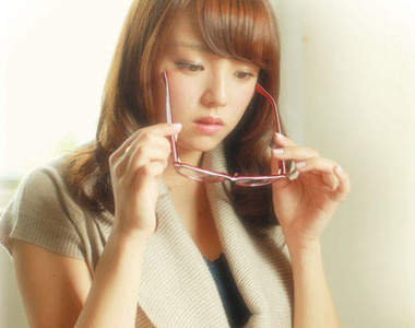 篠崎愛化身眼鏡妹　8月份日本推出新電影作品