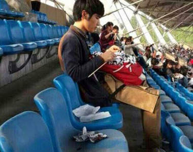 爆紅《織毛衣男》人家在運動會他在織毛衣XD