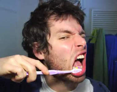 超惡搞《牙刷鬧鐘》 不刷牙就不讓你停～刷刷刷