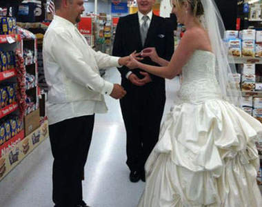 《超市裡的怪人》超市裡也是無奇不有...