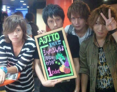 店員all型男的《男模酒吧》真...真的不是牛郎店齁?ෆ◕ㅂ◕ෆ