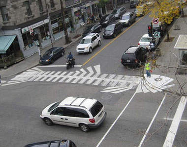 《街頭塗鴉藝術》 原來雙黃線也有插頭？