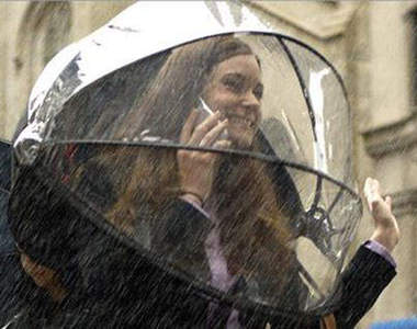 新型《遮罩式雨傘Nubrella》 以後不用再怕淋成落湯雞啦~