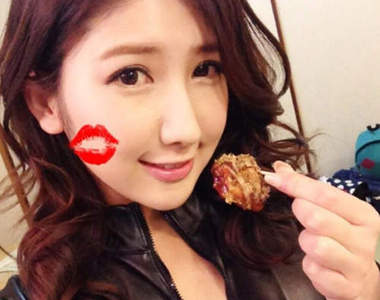 亞里沙　一身黑色爆乳緊身皮衣真是太性感惹