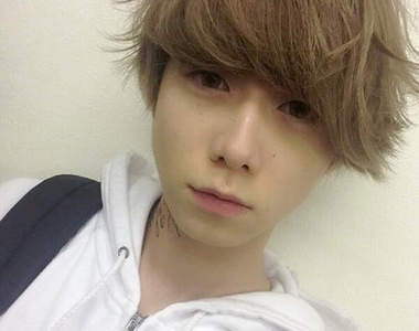 17歲美男店員《塩浦仁人》還是個受受的可愛主唱♥