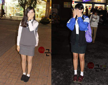 街拍韓國《女高中生》到底是在遮什麼啦>``<?