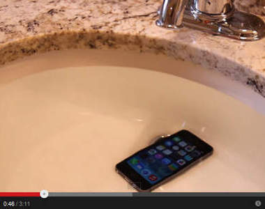 國外網友惡搞《蘋果iOS 7防水廣告》 一堆果粉紛紛中招落水www