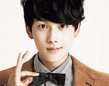 ZE:A《林時完》兒時畢業照曝光~原來他是Ctrl+C再Ctrl+V