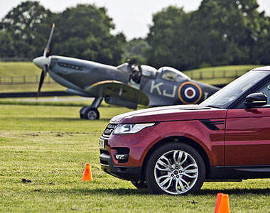 《Land Rover對決飛機》這是場510匹與1750匹馬力的戰爭～