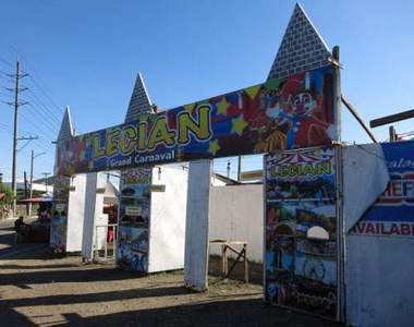 菲律賓荒廢遊樂園　快看！有人在雲霄飛車下午覺好勇敢><