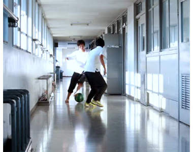 高水準《足球社宣傳影片》ㄟ同學～走廊上不可以踢球啦（認真）