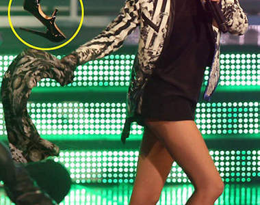 《2NE1 朴春》表演掉鞋子  乾脆通通脫掉脫掉~