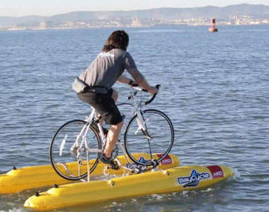 超潮《海上自行車》新騎法  但鯊魚在你後面它非常飢渴~(張嘴)