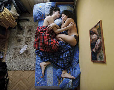 《準父母們的睡姿》超暖心的攝影作品