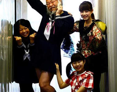 《水手服歐吉桑》真實身分竟然是少女團體成員！？（驚）