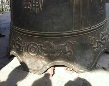 寺院大鐘掉落罩住人？！他應該不是得罪了方丈吧