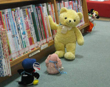 玩偶們的圖書館夜宿會　玩偶們晚上都在圖書館裡幹嘛呢？