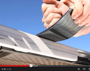 國外網友LG G Flex可彎曲螢幕測試   有種要爆開的感覺....