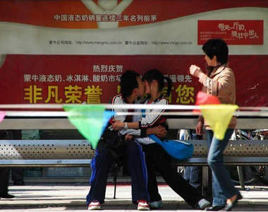 街拍《大膽情侶》拜託以後不要變成高捷龍騎士......