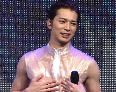 男粉絲重現《嵐》經典透明舞台裝 如果換成女粉絲的話不就......(/▽\*)