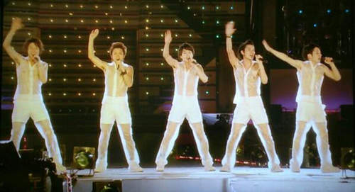 男粉絲重現 嵐 經典透明舞台裝如果換成女粉絲的話不就