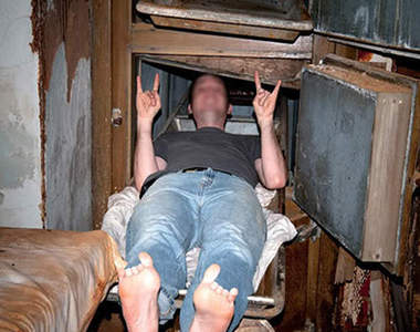 老美逛廢棄療養院 賀爾蒙旺盛什麼鬼影幢幢的不怕啦...