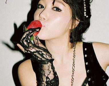 行為藝術女星《Nancy Lang》摔倒不忘救喵喵