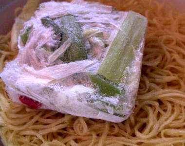 日清杯麵挑菜法 只需一招就可以輕鬆將菜菜分離