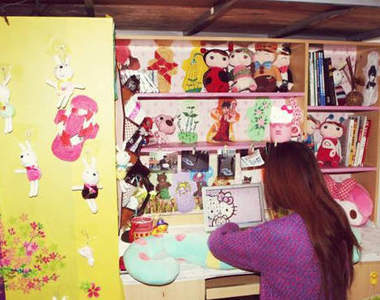 《衛生棉作畫》裝飾寢室　顏料該不會是用......（摀鼻）