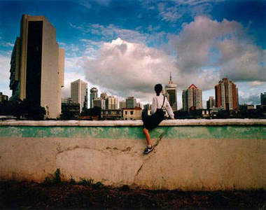 《翻牆制服少女》蛤......不上課想跑去哪?