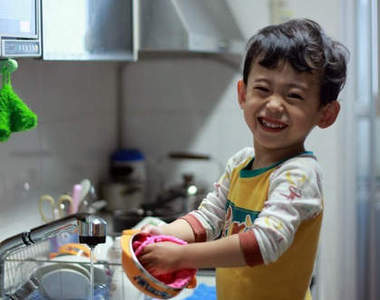 《孝子圖》嗚嗚  還不趕快回家幫爸媽搥搥背...(指)