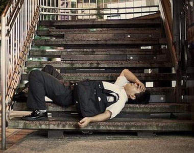 日本人《奇蹟睡姿》趴兔？既然累了就倒地睡吧(誤)