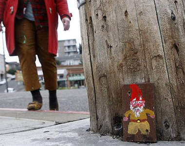 《電線杆小矮人》低頭看看～搞不好你腳邊也有一隻（指）