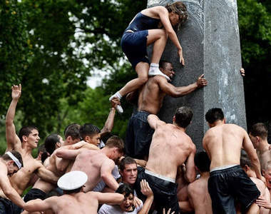 美國海軍新鮮人必參加的《紀念碑攀爬儀式》