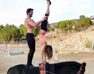 最新《馬背瑜珈術》？先把平衡感練好再來吧