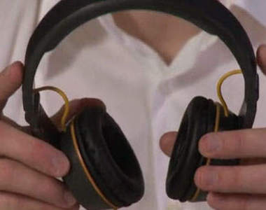 太陽能充電《耳罩式耳機》  未來曬一曬就能替手機來充電～