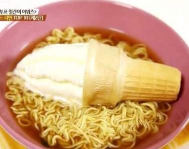 《泡麵+冰淇淋》吃法　原來還可以加光明燈喔～（誤）