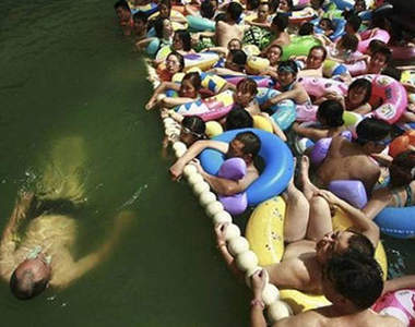 《擠爆游泳池》屎尿齊發...誰受的了（噁）