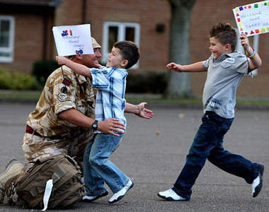 超感人動圖之「爸爸回來了」 洋蔥是不是放太多了T^T