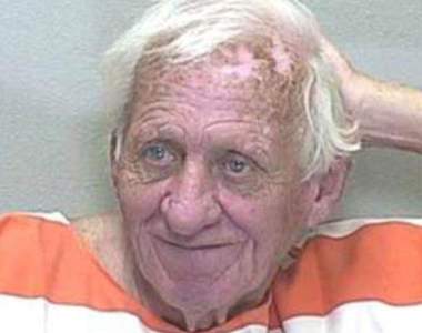 搞怪《犯人檔案照》怎麼覺得拍檔案照好像很有趣的樣子XDD