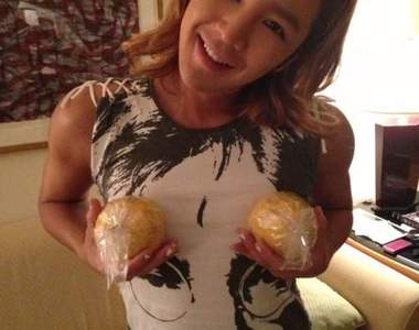 張根碩《水果奶奶照》果然是很放得開（？）