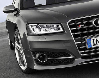 小改款《Audi S8》運動型男當然也少不了迷人電眼～