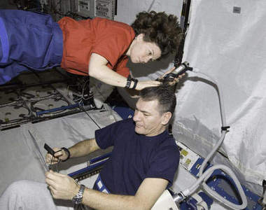 外太空沙龍 宇宙中怎麼剪頭髮以及維持個人衛生呢?